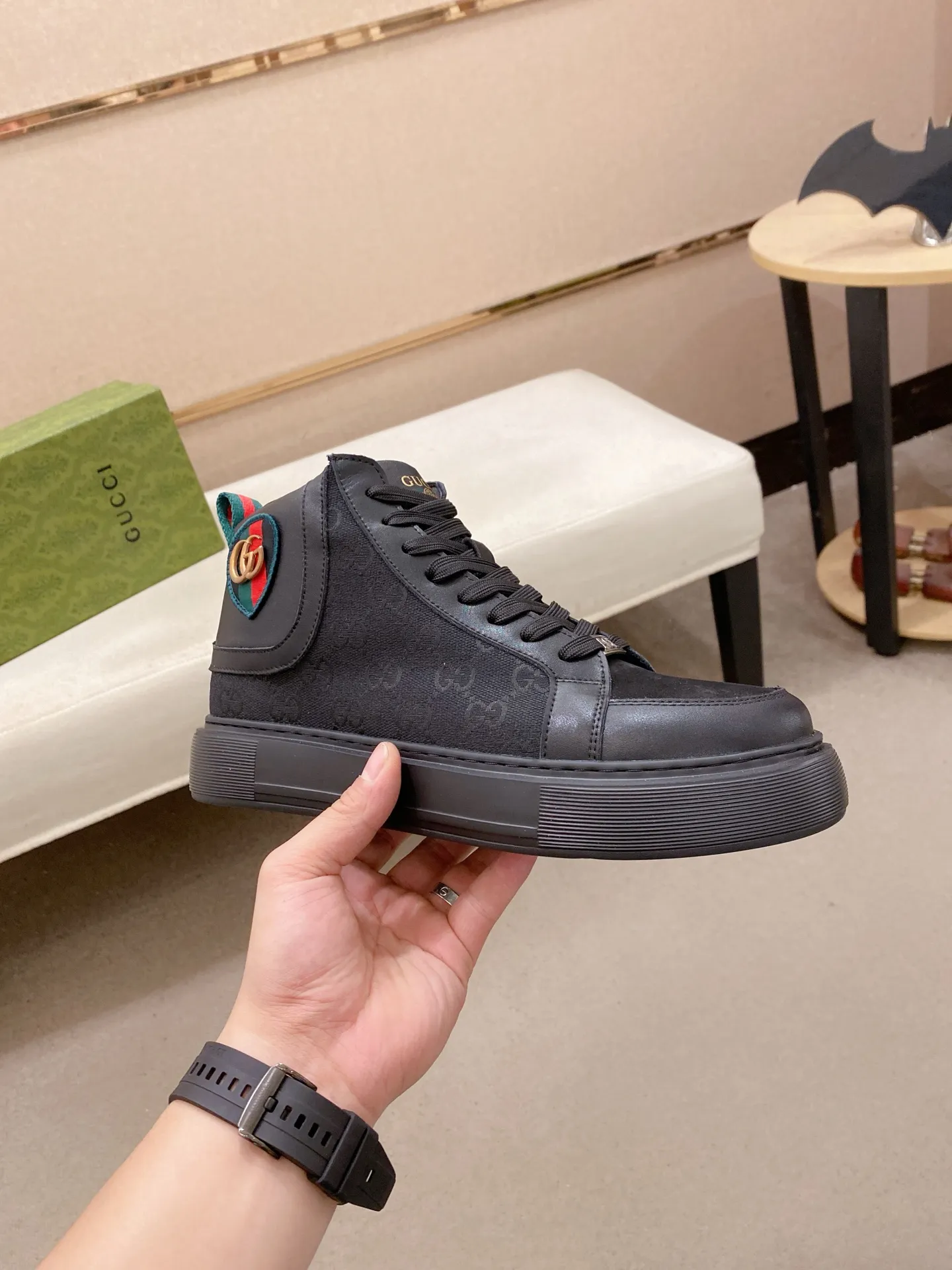 Factory price: 442💰 (GUCCI) The latest model from the official website🎁🎁Casual and fashionable men's shoes👟, hot style💥The style is simple and elegant, exclusive for trendy men. Unique official website's latest brand elements👑original Gucci decoration, fashionable and generous, the fabric is original cowhide ✅sheepskin lining, the official website specifies wear-resistant casual outsole, the classic model is taken in kind at the counter🎬38-44 (can be customized for 45 non-refundable)